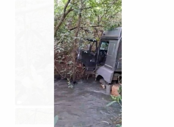 Na zona rural, carreta sem freio cai no córrego 'Oscarzinho' (vídeo)